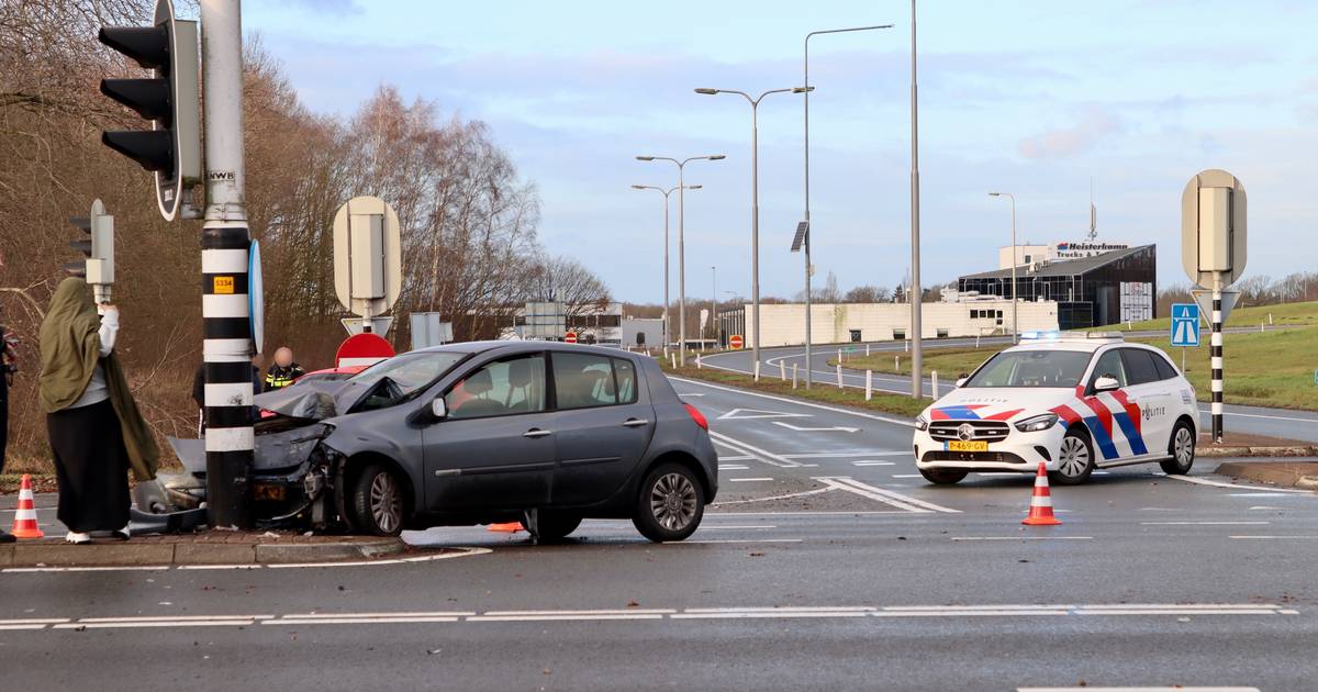 Persoon gewond bij ongeval in Oldenzaal: verkeer op A1 wordt omgeleid.