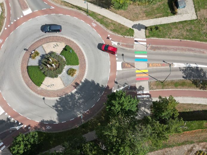 De rotonde en het regenboogzebrapad  aan de Postweg in Tholen-stad.