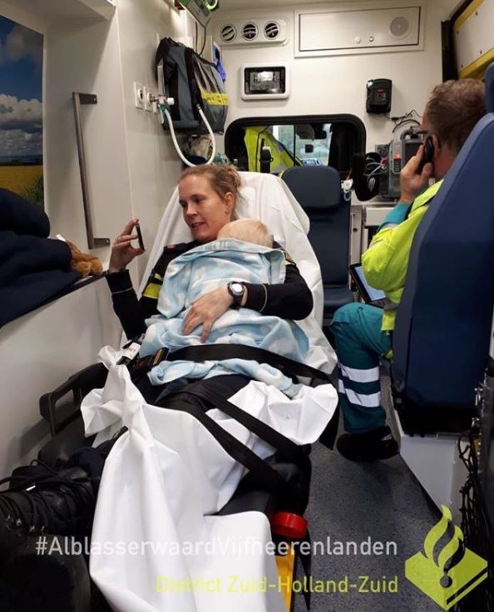 De agente nam de ontroostbare baby op schoot in de ambulance.