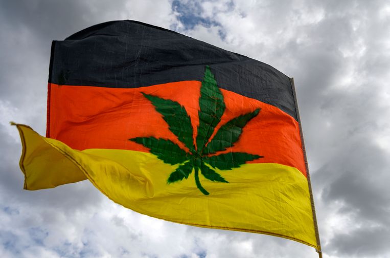 (FILES) This file photo taken on August 10, 2019 in Berlin shows a German national flag bearing a marijuana leaf during the 23rd Hanfparade, a traditional German-wide pro-Cannabis march, to ask for its legalisation. - Germany on October 26, 2022 opened the way to legalising the purchase and possession of small amounts of marijuana for recreational use, as well as its production. (Photo by John MACDOUGALL / AFP) Beeld AFP