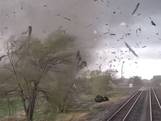 Angstaanjagende beelden als tornado over trein raast in VS