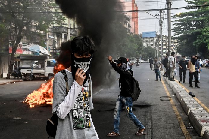 Demonstranten bij een brandende barricade in Yangon, Myanmar.