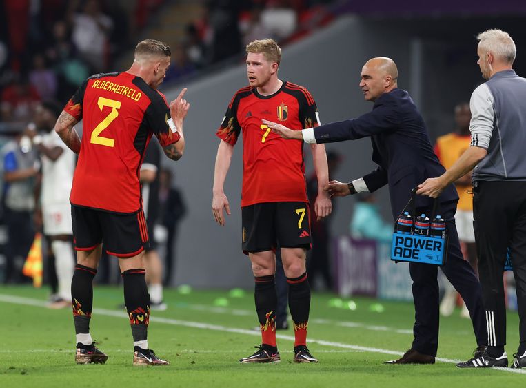 Onvrede bij Kevin De Bruyne, Toby Alderweireld en Roberto Martínez. Beeld Getty Images