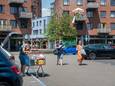 Opluchting nu 't Fort na zestien maanden weer goed is te bereiken. Het winkelcentrum is ook wanneer je ten zuiden van de spoorlijn Apeldoorn - Deventer woont weer makkelijk met de auto te bereiken.