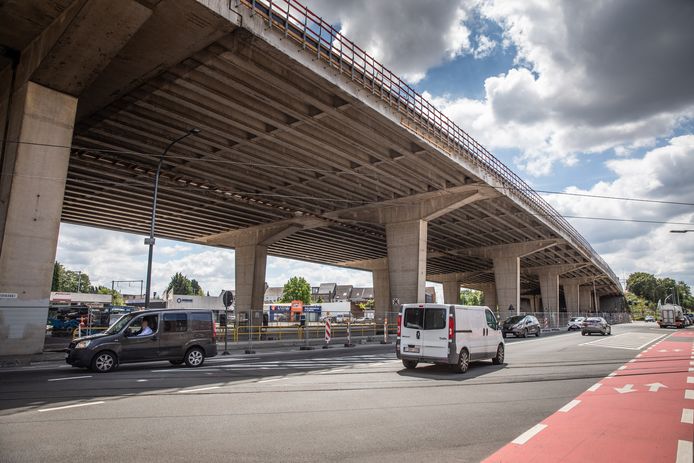 Archiefbeeld: de parkeerplaatsen onder het viaduct van de E17 blijven voorlopig afgesloten.