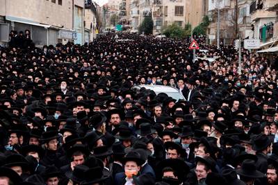 Duizenden ultraorthodoxe joden wonen begrafenis van rabbijn bij in Jeruzalem, ondanks lockdown