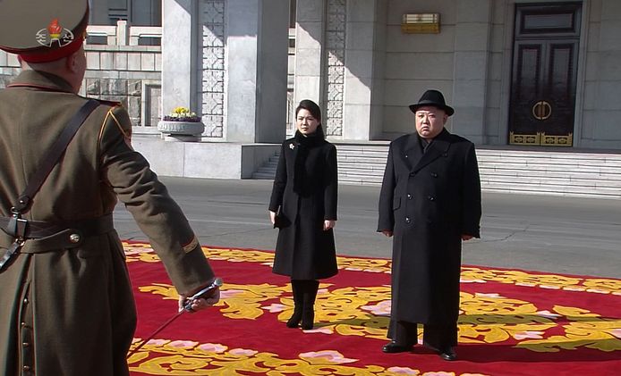 Kim Jong Un met zijn vrouw Ri Sol Ju tijdens een militaire parade.