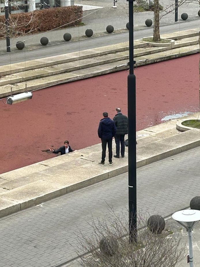 Anche questo ragazzo è caduto nell'acqua rossa nel parco commerciale Rijnsweerd a Utrecht.