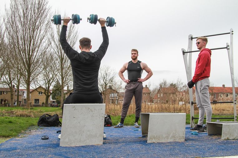 In deze beweegtuinen in Leeuwarden staan verschillende fitnessapparaten die door iedereen gebruikt mogen worden. Voor de sporters een goede manier om toch in conditie te blijven zolang de sportscholen gesloten zijn.  Beeld Hollandse Hoogte / Novum RegioFoto