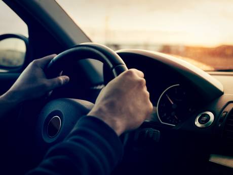 Jongen (17) zonder rijbewijs vlucht in auto voor politie in Etten-Leur