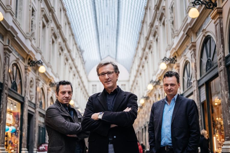 Fabrice Murgia (Théâtre National), Peter de Caluwe (De Munt) en Michael De Cock (KVS) slaan de handen in elkaar met Troika. Beeld Wouter Van Vooren