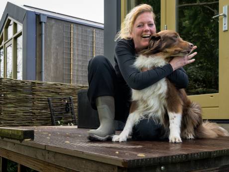 'Ik hoef zelfs niet meer op vakantie', Danica (38) en haar hond Jack zielsgelukkig op 27 vierkante meter