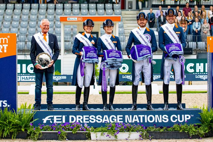 CHIO Rotterdam 2021. Bondscoach Alex van Silfhout (links) op het podium met het Nederlands team bestaande uit Marlies van Baalen, Dinja van Liere, Edward Gal en Hans Peter Minderhoud (vlnr).