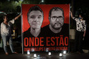 Een affiche met de afbeelding van de vermiste Britse journalist Dom Phillips (links) en de Braziliaanse mensenrechtenactivist Bruno Pereira (rechts).