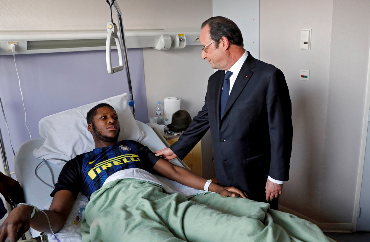 De Franse president Hollande bezoekt Théo in het ziekenhuis. Beeld EPA