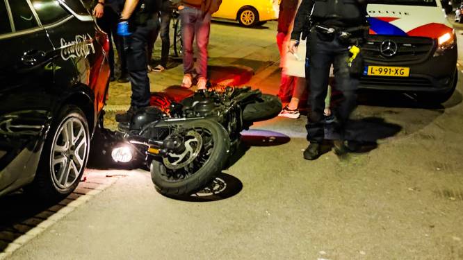 Ongeluk met twee motoren in Dordtse wijk Krispijn, bestuurder vlucht weg