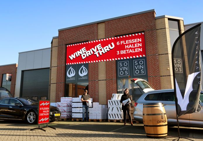 De voorbereidingen voor de Wine-Drive-Thru bij het pand van La Persistance in Breda zijn in volle gang.