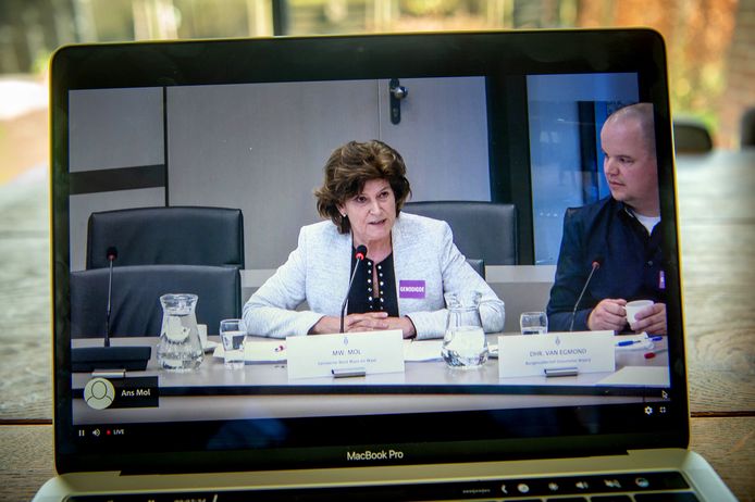 Wethouder Ans Mol spreekt in tijdens het rondetafelgesprek over granuliet in Den Haag.