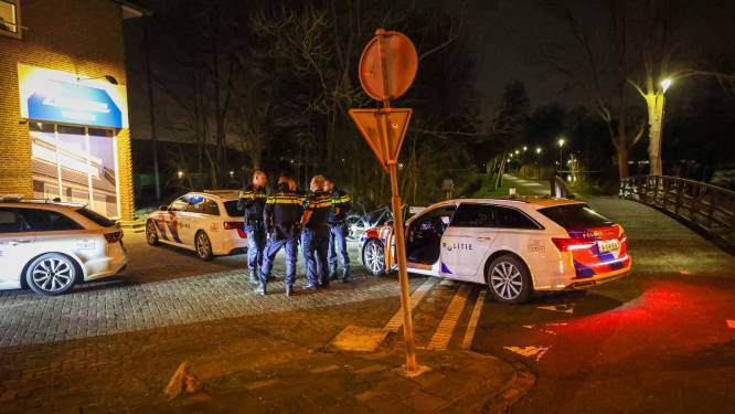 Man (26) rijdt meerdere keren in op politieauto: agent gewond 