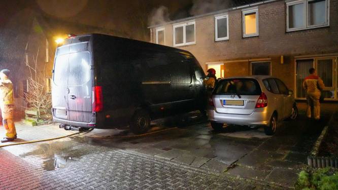 Bestelbus in brand in woonwijk in Helmond, niemand gewond