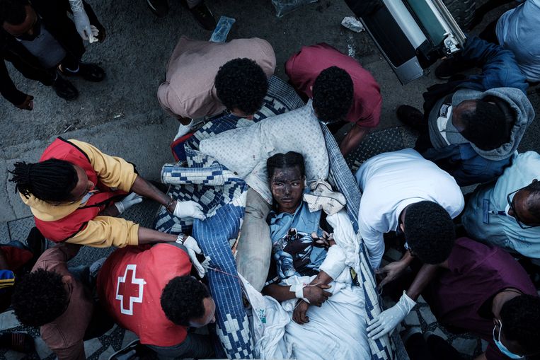 Een gewonde inwoner van Togoga, 20 kilometer ten westen van Mekelle, krijgt medische hulp na een luchtaanval in de regio Tigray. Beeld AFP