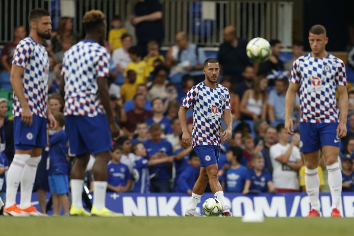 Hazard in de opwarming voor Chelseas laatste oefenmatch tegen Lyon.