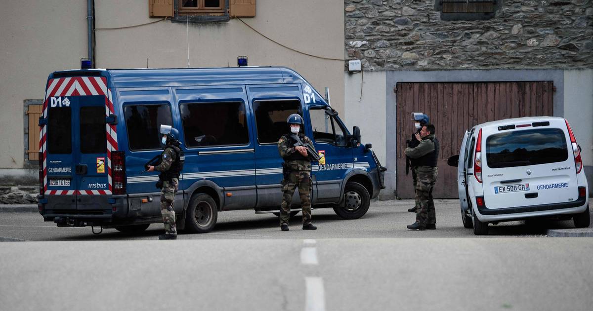 Un « rambo » meurtrier en France se rend après plus de trois jours de chasse à l’homme à l’étranger