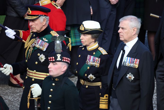 Prins Andrew (uiterst rechts) droeg geen militair uniform. Prinses Anne en koning Charles wel.
