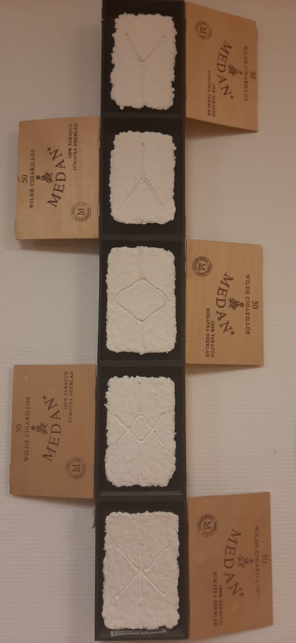 Handgeschept papier in oude sigarenkistjes