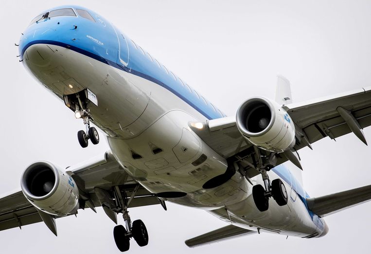 Een toestel van KLM landt op de Polderbaan van luchthaven Schiphol.  Beeld ANP