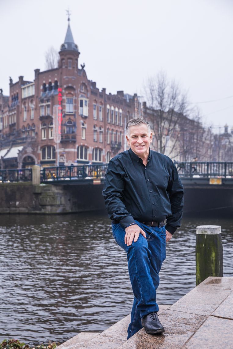 Kevin Jennings  bij het homomonument in Amsterdam: ‘Als je in New York of Amsterdam woont, kan je de misleidende indruk hebben dat alles oké is.’ Beeld Marlena Waldthausen