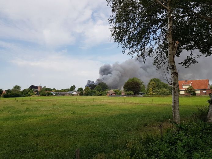 De rookwolken van de brand in Halle zijn van veraf te zien.