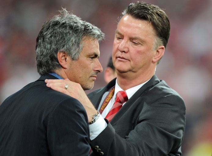 José Mourinho (l) met Louis van Gaal.