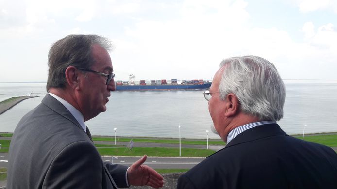 VRZ-voorzitter Jan Lonink in gesprek met Antwerps havenschepen Marc Van Peel op het stadhuis in Terneuzen.