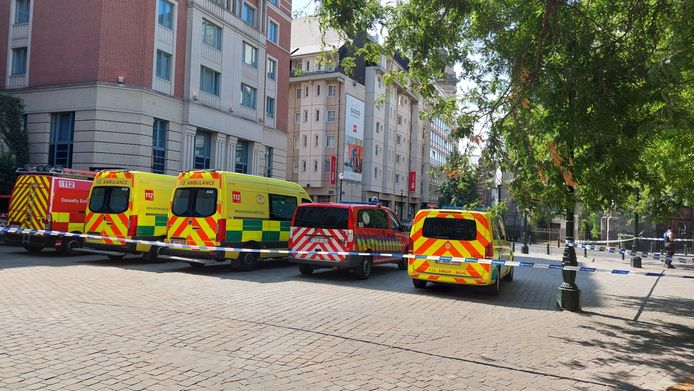 Ook enkele ziekenwagens en de brandweer zijn aanwezig.