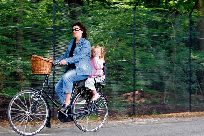 Moeder (28) van fiets gemept terwijl zoontje (3) achterop zit: 'Hij durft niet op de fiets' | Tilburg |