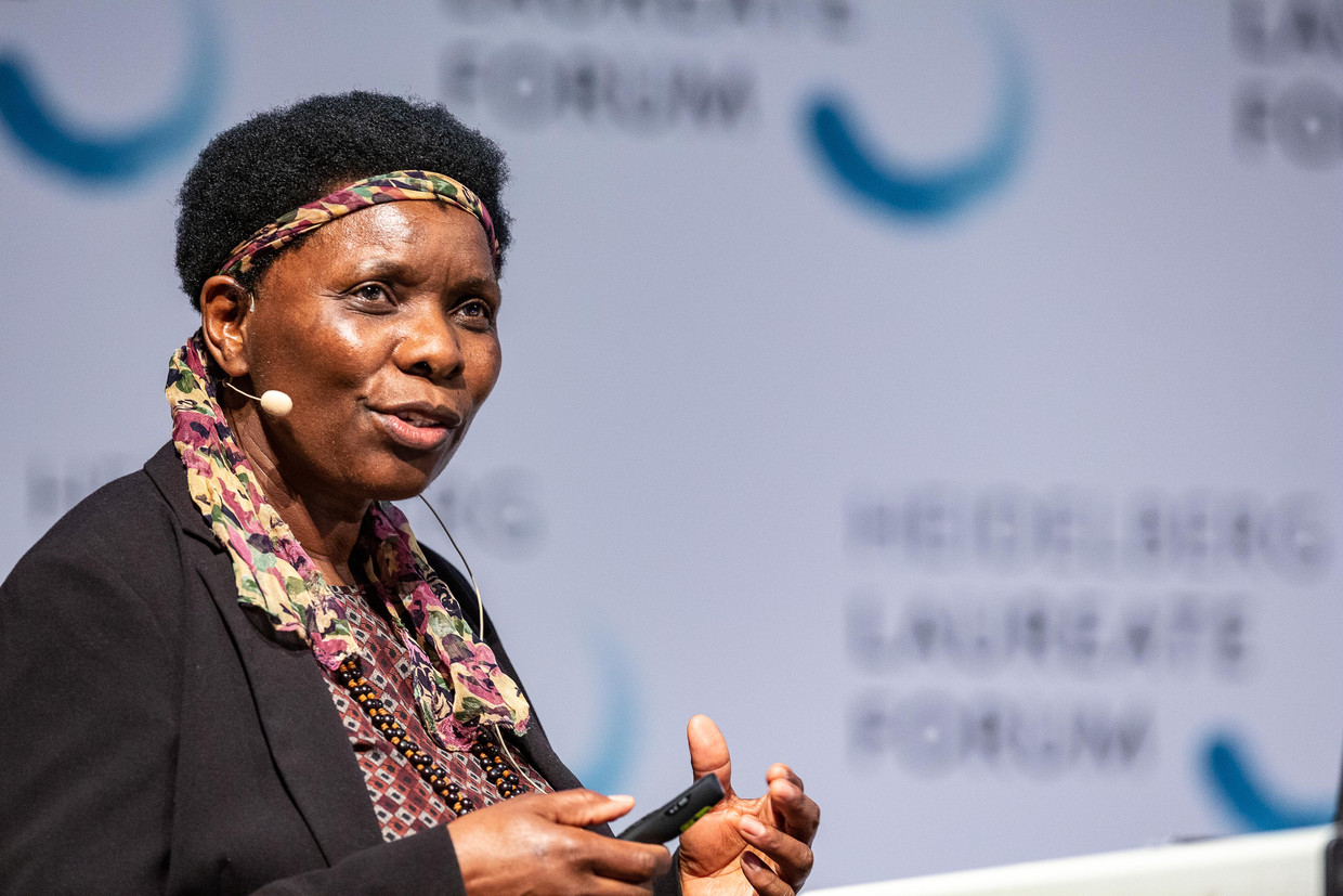 Opha Pauline Dube: ‘Waarom gebruiken we de rijkdom, die in handen is van een kleine minderheid, dan niet om nieuwe, groene industrieën te ontwikkelen? In plaats van nog steeds verder te gaan met fossiele brandstoffen? Dát moeten we bespreken op die klimaatconferenties.’ Beeld Christian Flemming