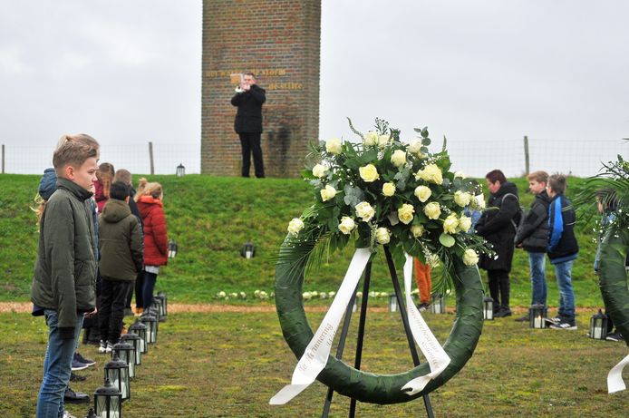 Op 1 februari is het zeventig jaar geleden dat de dijken braken en 1836 mensen om het leven kwamen. Kinderen vormen bij de komende herdenking in Ouwerkerk een levende dijk om aandacht te vragen voor klimaatverandering