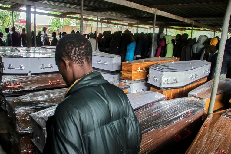 Familieden van mensen die omkwamen als gevolg van cycloon Freddy zoeken naar kisten van de overledenen bij het Queen Elizabeth Ziekenhuis in de stad Blantyre in Malawi. 
 Beeld Reuters