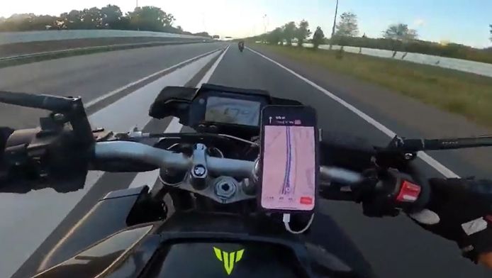 Een screenshot van de video die de motorrijders zelf maakten op hun rit van Breda naar Rotterdam.