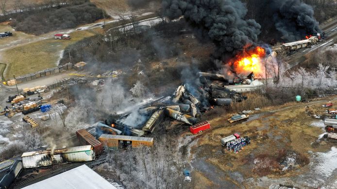 De trein met chemicaliën vloog na de ontsporing in brand.