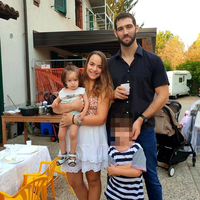 Les parents d'Eitan (visage flouté) sont décédés dans l'accident: Amit Biran (son père) et Tal Peleg (sa mère). Son grand frère Tom (non présent sur la photo) également, ainsi que ses arrière-grands-parents venus d’Israël pour passer quelques jours dans la région.