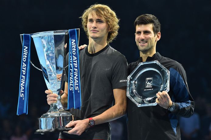 Alexander Zverev (links) klopte Novak Djokovic in de finale van de voorbije ATP Masters.