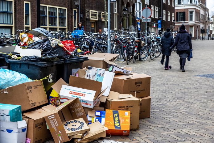 De berg afval in de Utrechtse binnenstad groeit iedere dag.