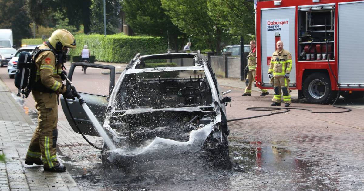 Auto vliegt in brand in Brummen bestuurster brengt zichzelf in