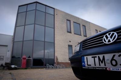 Arbeidsmigranten wonen volgens gemeente illegaal op dit industrieterrein, pandeigenaar reageert verb
