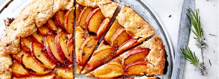 MT19-20 M19-20 culinair bakken met zomerfruit galette met perzik en lavendel Beeld Tom Swalens. Receptuur & (food)styling: Debby De Mangelaere/Les Filles Rouges 