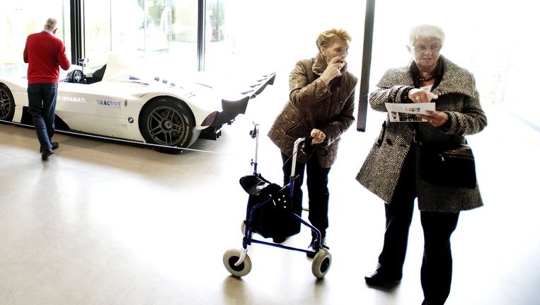 Bezoekers van het Kröller-Müller Museum vorig jaar bij de tentoonstelling Art Cars. Beeld ANP