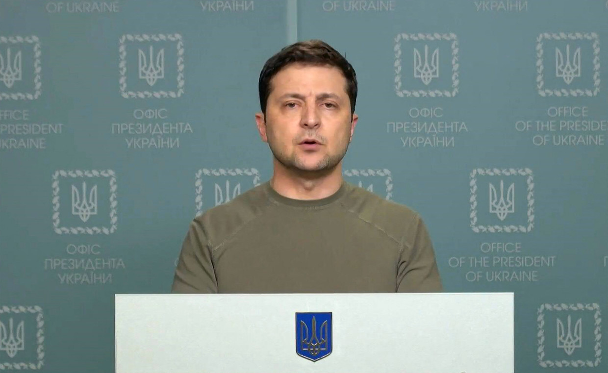 Volodymyr Zelensky houdt een toespraak in legergroen. Hij is 'doelwit nummer 1' van de Russische invasie.  Beeld AFP