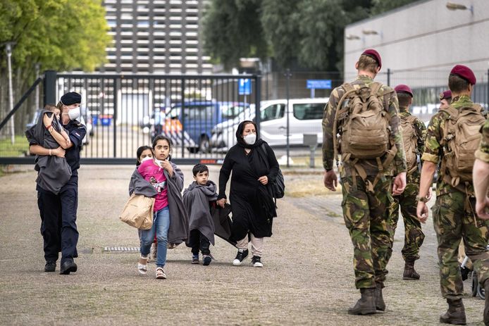 Evacués uit Afghanistan komen aan bij het Marine Etablissement Amsterdam. Defensie stelt een deel van het terrein beschikbaar als noodopvanglocatie. Foto ter illustratie.